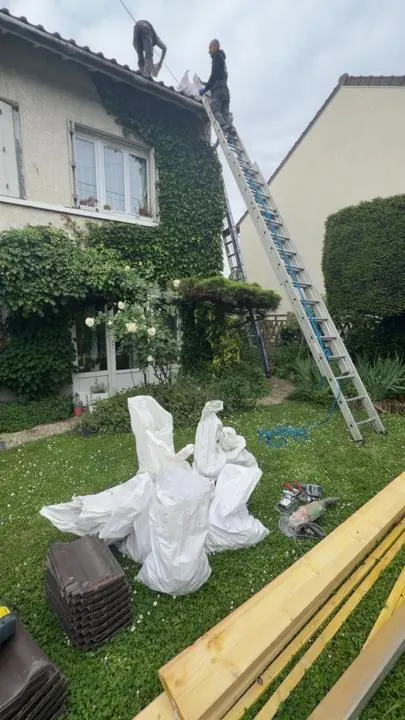 Dépose des vieilles tuiles, gravats en sacs