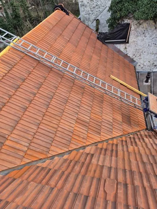 Tuiles neuves montées au monte-charge